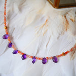 Collier UDAYA Ginandger - détail gouttes d'améthyste et perles de pierre de soleil sur plumes blanches
