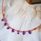 Collier UDAYA Ginandger - détail gouttes d'améthyste et perles de pierre de soleil sur plumes blanches
