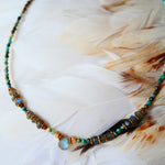 Collier VANI Ginandger - rang de turquoises multicolores et labradorites facettées sur fond de plumes, pendentif goutte irisée
