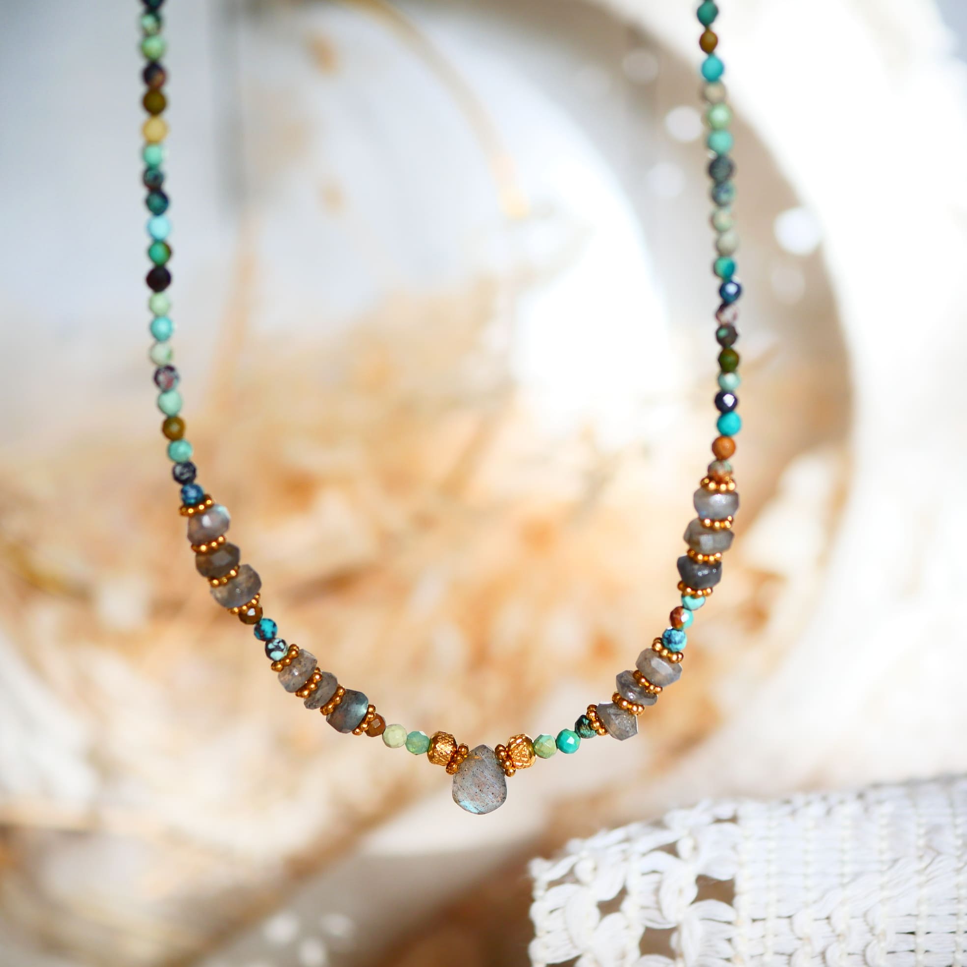 Collier VANI Ginandger suspendu - turquoises multicolores et labradorites, pendentif goutte bleu irisé, fond coquillage naturel
