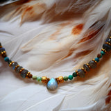 Collier VANI Ginandger - détail pendentif labradorite bleu électrique serti or sur rang de turquoises et labradorites
