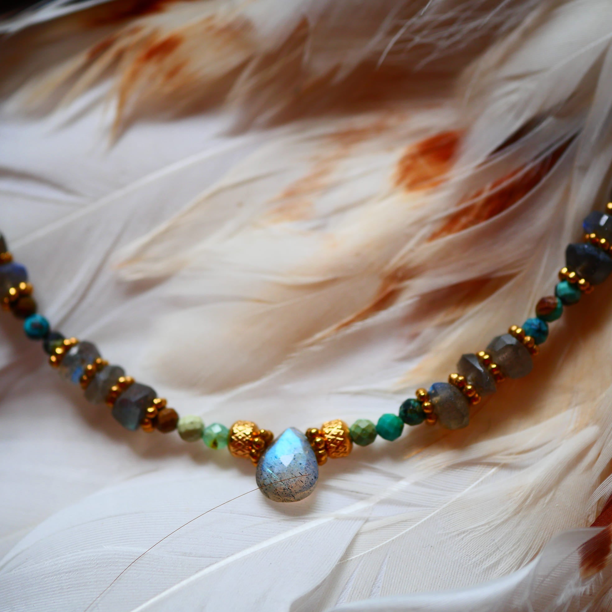 Collier VANI Ginandger - détail pendentif labradorite bleu électrique serti or sur rang de turquoises et labradorites
