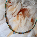 Collier VANI Ginandger - détail goutte de labradorite bleue irisée sur rang de turquoises multicolores et perles dorées

