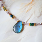 Collier VICHITRA Ginandger - détail pendentif labradorite bleu électrique sur rang multipierre améthyste et perles dorées
