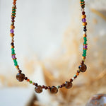 Collier VRIKSHA Ginandger suspendu – détail des quartz fumés facettés, onyx vert et améthyste, perles dorées, collier mi-long pierres naturelles
