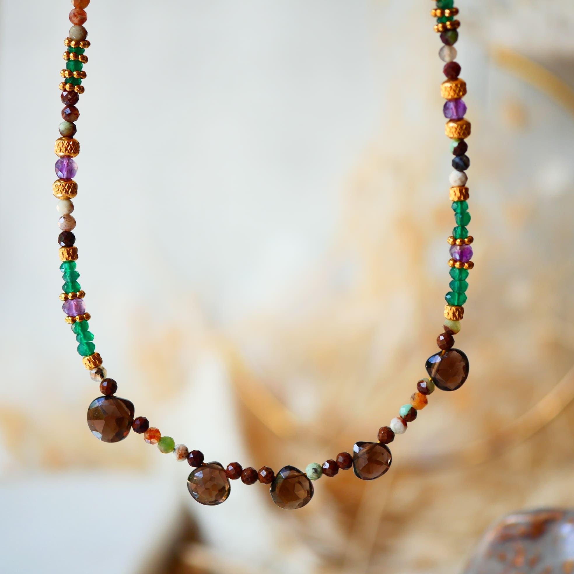 Collier VRIKSHA Ginandger suspendu – détail des quartz fumés facettés, onyx vert et améthyste, perles dorées, collier mi-long pierres naturelles
