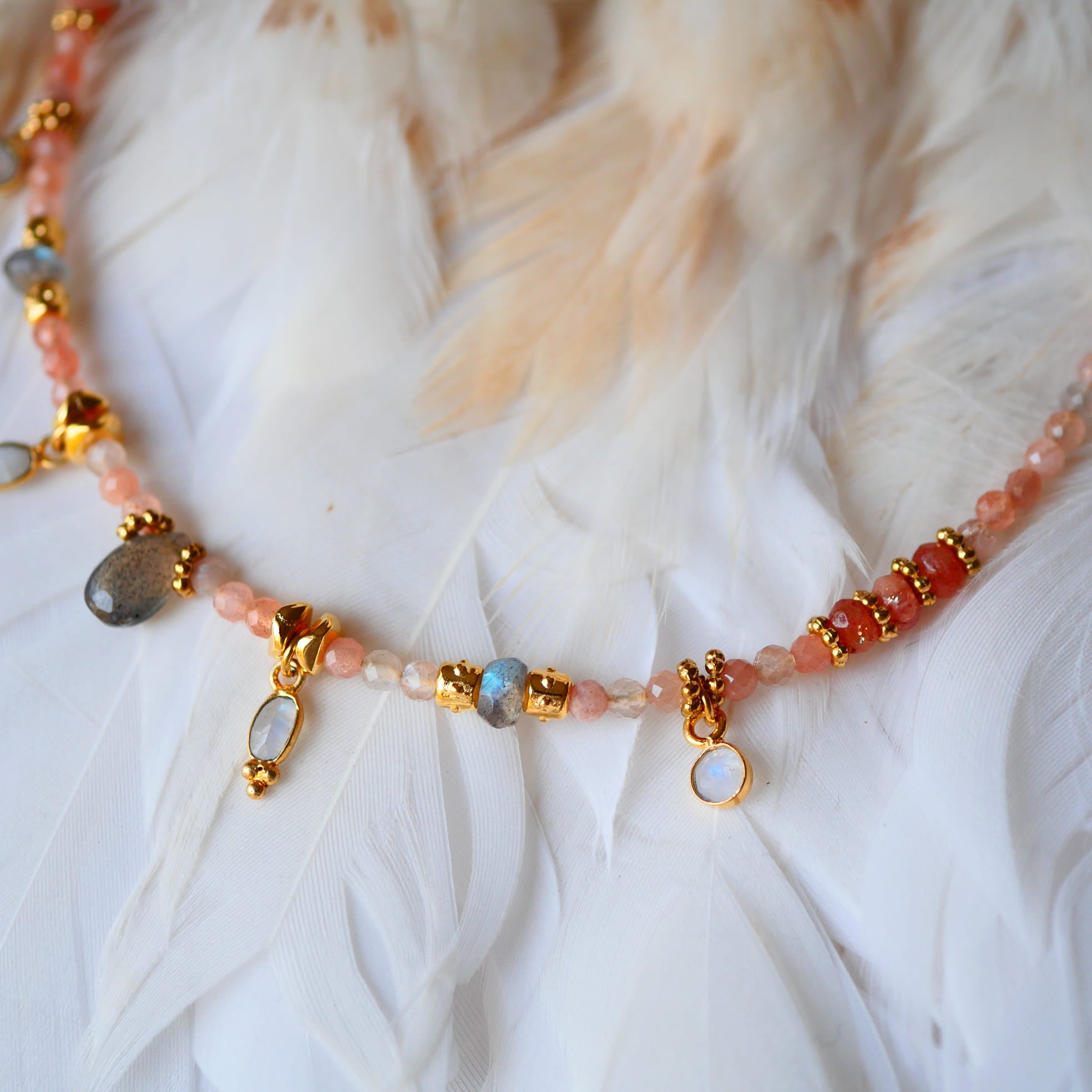 Détail collier Drisana pierre soleil lune labradorite lithothérapie équilibre cycles Ginandger
