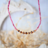 Collier HRIDAYA en tourmaline rose, aventurine et andalousite – Amour & alignement intérieur