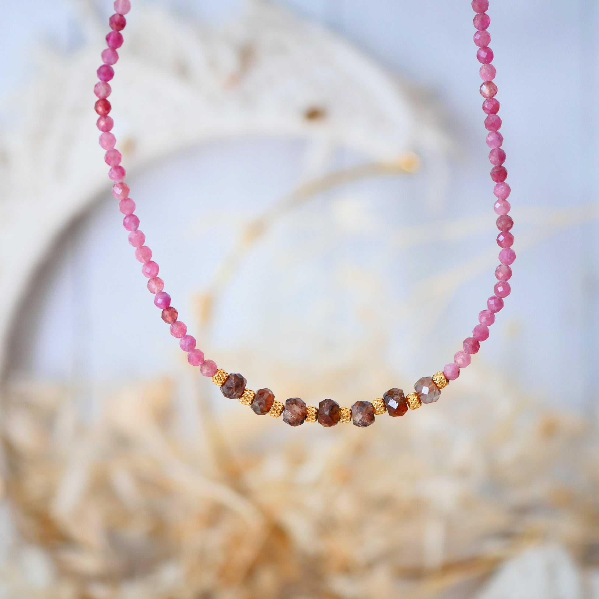 Collier HRIDAYA en tourmaline rose, aventurine et andalousite – Amour & alignement intérieur