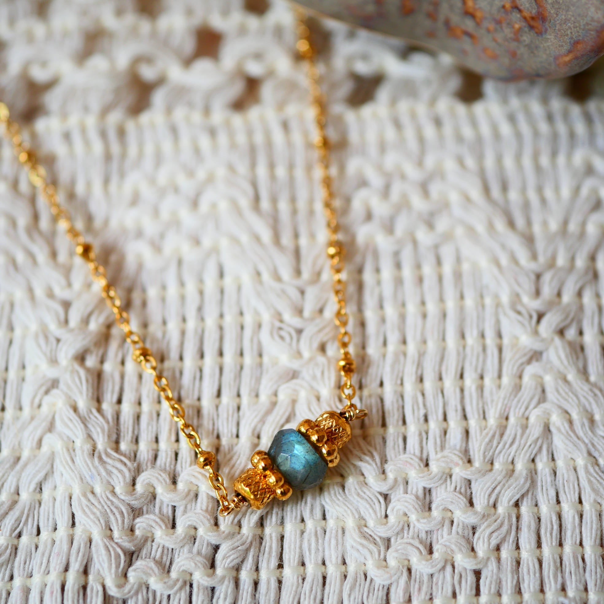 Collier Mohini labradorite détail perle chaîne dorée lithothérapie artisanal Ginandger