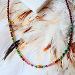 Collier Talia grenat rubis zoïsite tourmaline rose breloques dorées plumes fond blanc lithothérapie Ginandger