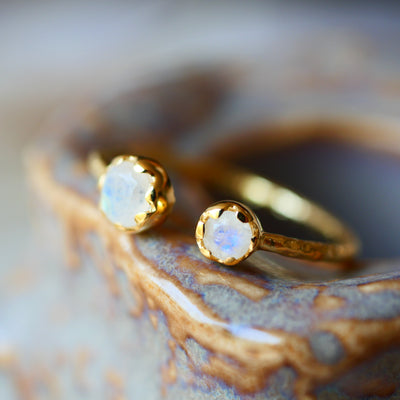 Bague Daenerys pierre de lune arc-en-ciel lithothérapie féminité intuition transformation