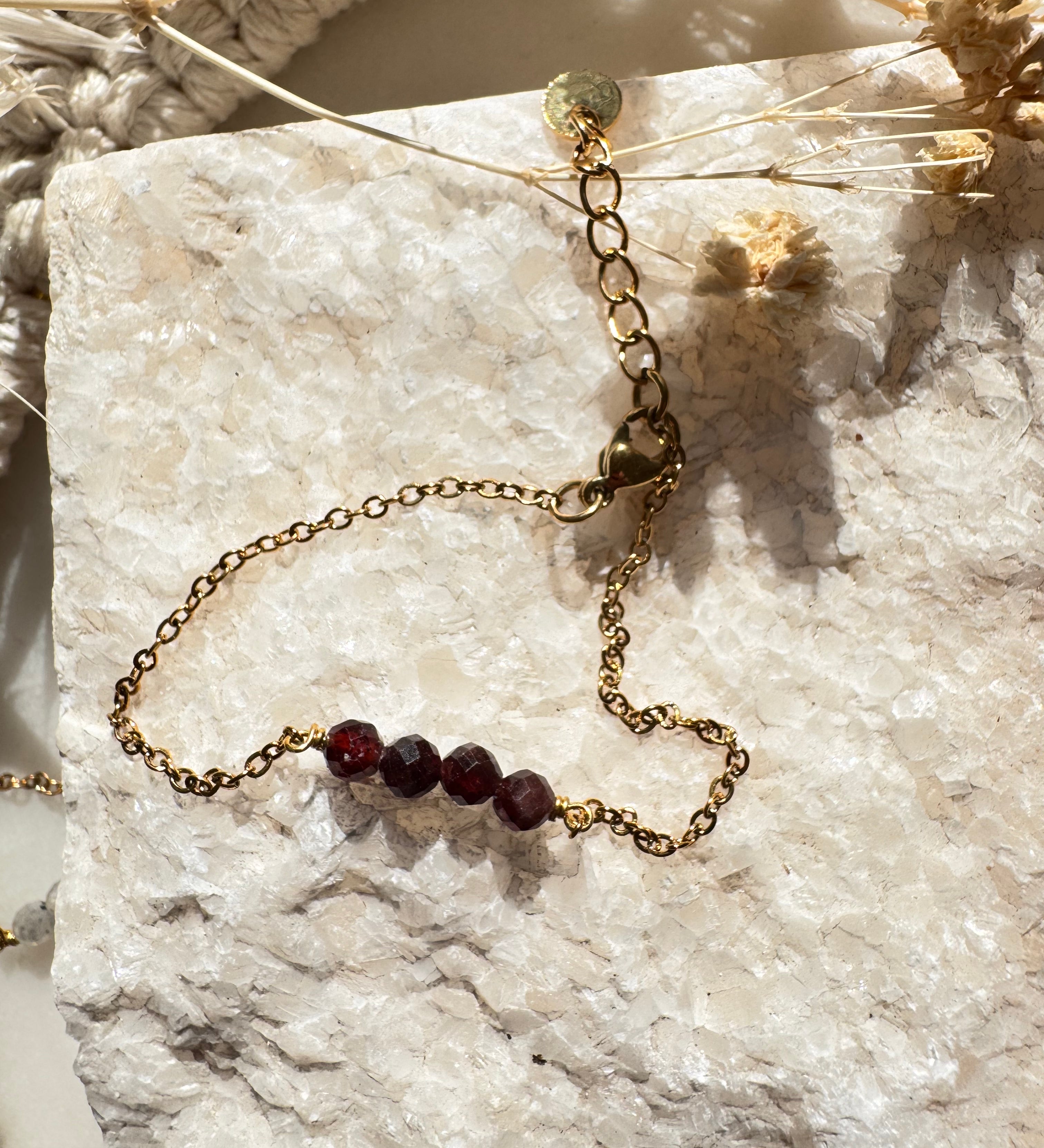 Bracelet Camille Grenat ou Labradorite - Parfaites Imparfaites