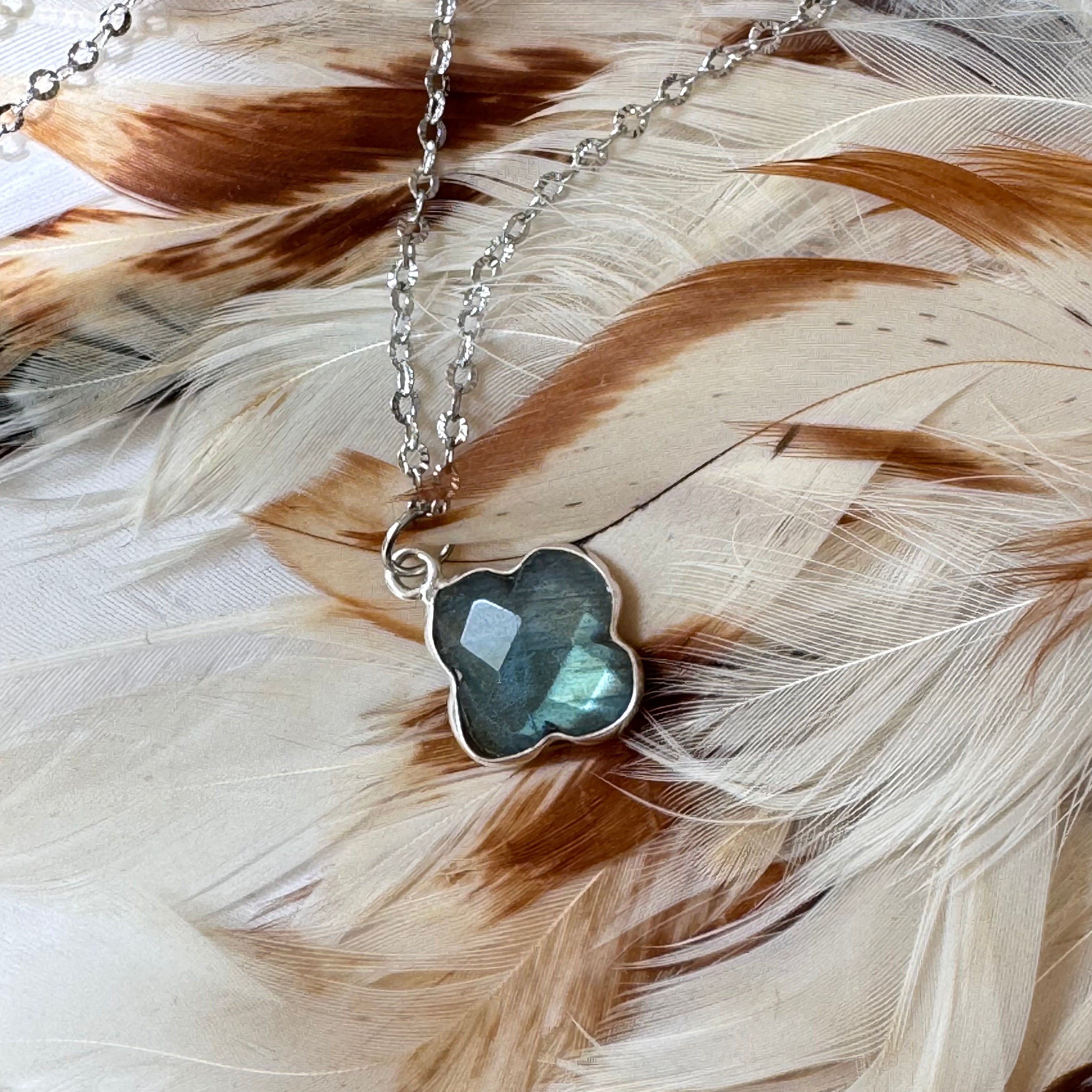 Collier argent Subhagya Labradorite ou Pierre de lune arc-en-ciel - Parfaites Imparfaites