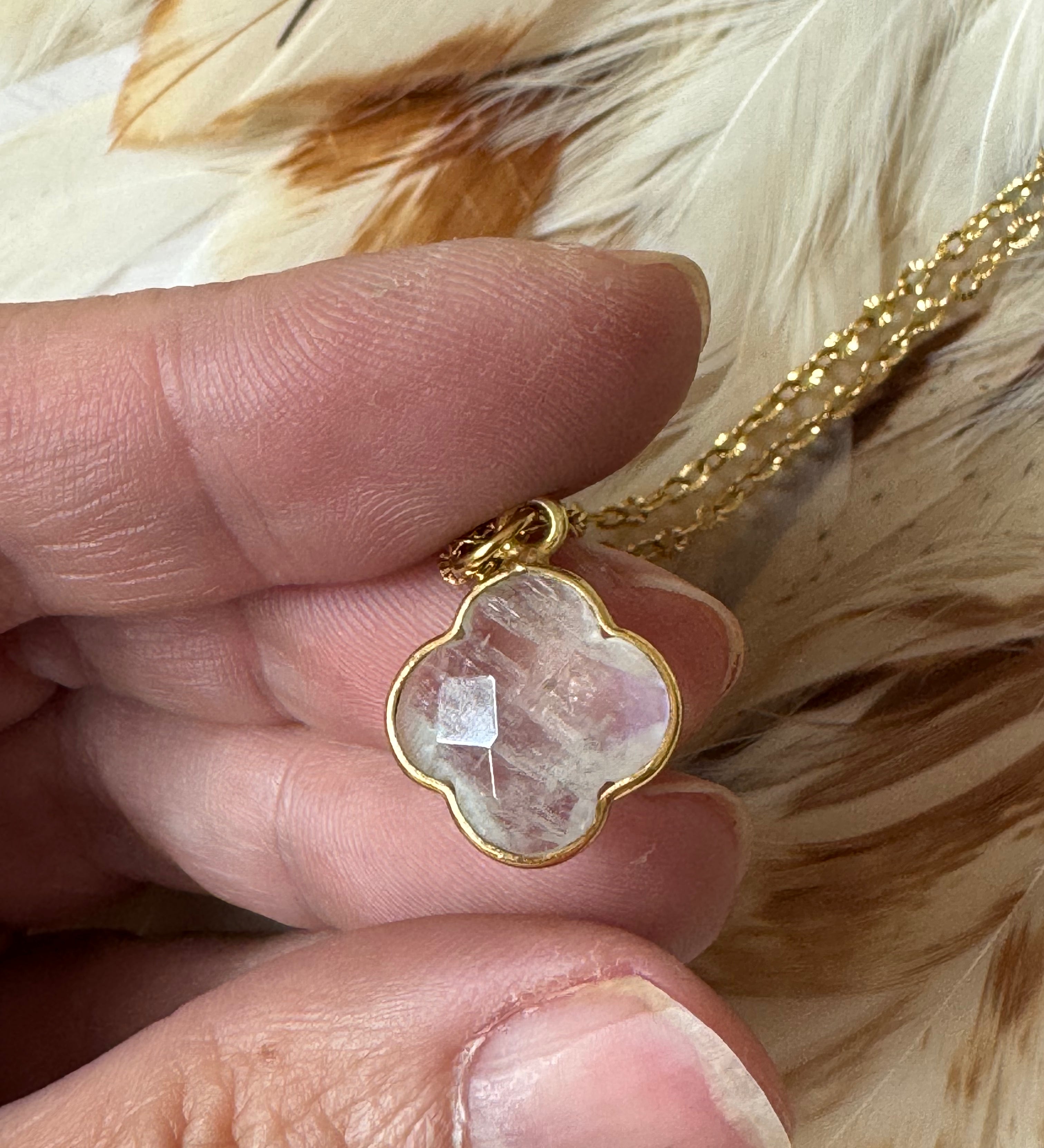Collier Subhagya Amethyste ou Pierre de lune arc en ciel - Parfaites Imparfaites