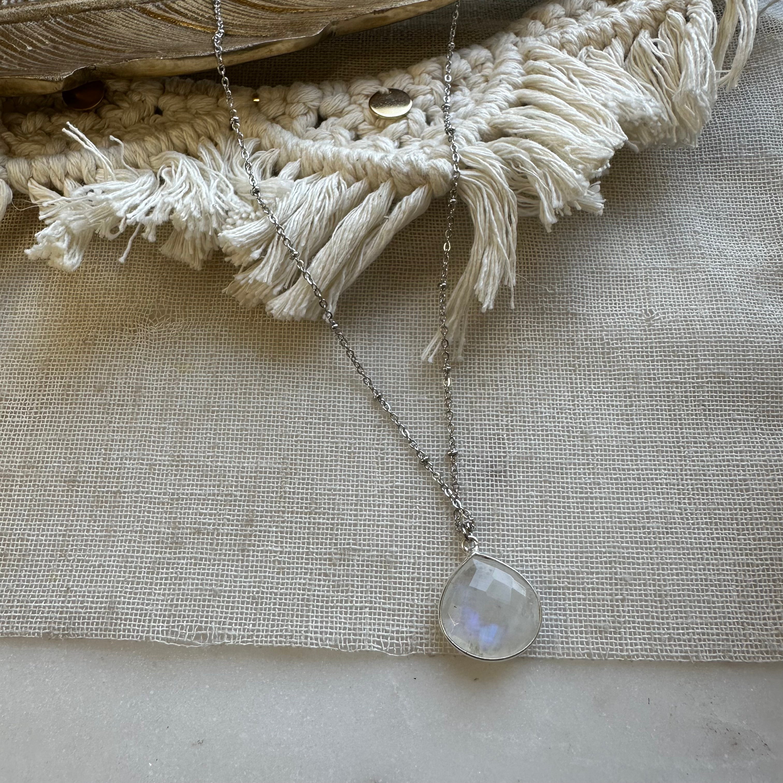 Collier Justine pierre de lune argenté lithothérapie féminité intuition douceur Ginandger
