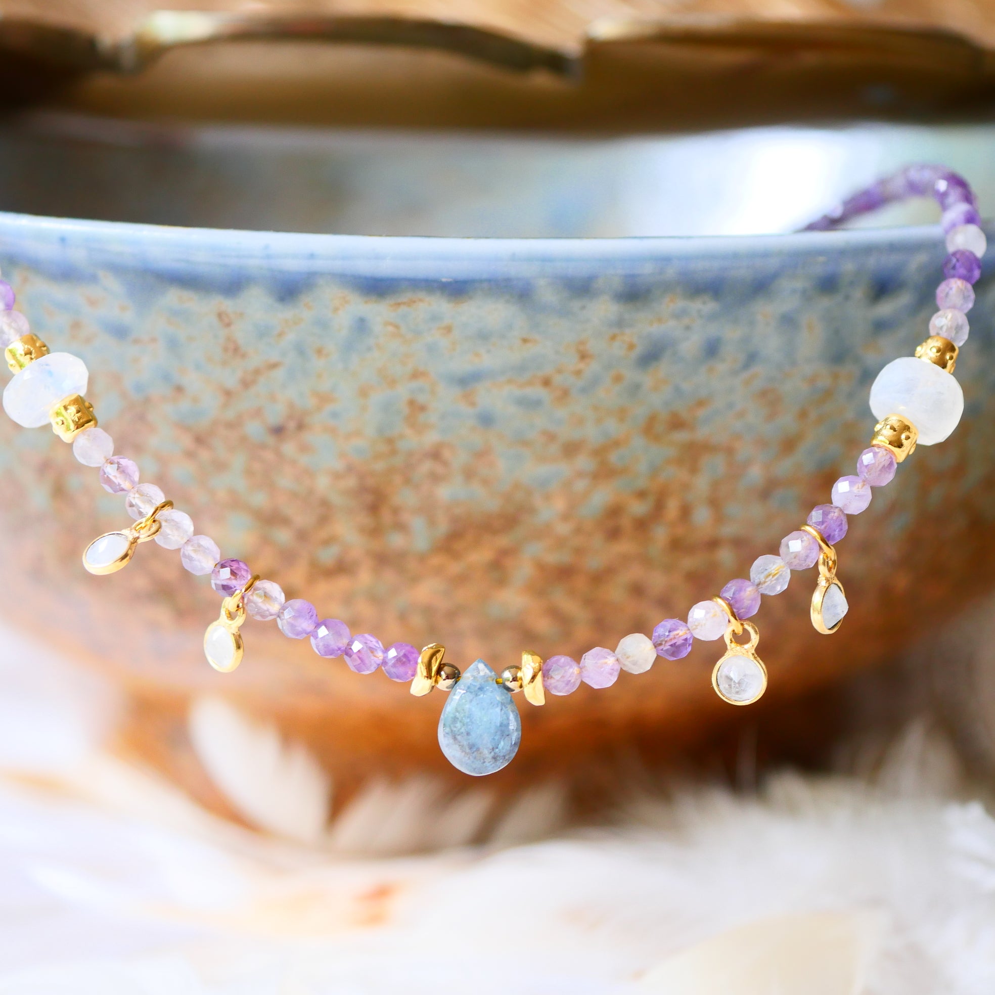 Collier pierre de lune améthyste labradorite breloques dorées lithothérapie création transformation Ginandger
