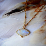 Collier Mahakali œil pierre de lune arc-en-ciel lithothérapie féminité douceur transformation Ginandger
