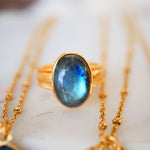 Détail bague Mathilde labradorite lithothérapie protection Ginandger