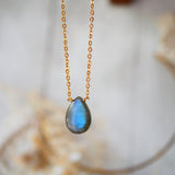 Collier Nora Éclat Céleste – Labradorite ou Pierre de Lune arc-en-ciel