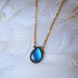 Collier Nora Éclat Céleste – Labradorite ou Pierre de Lune arc-en-ciel