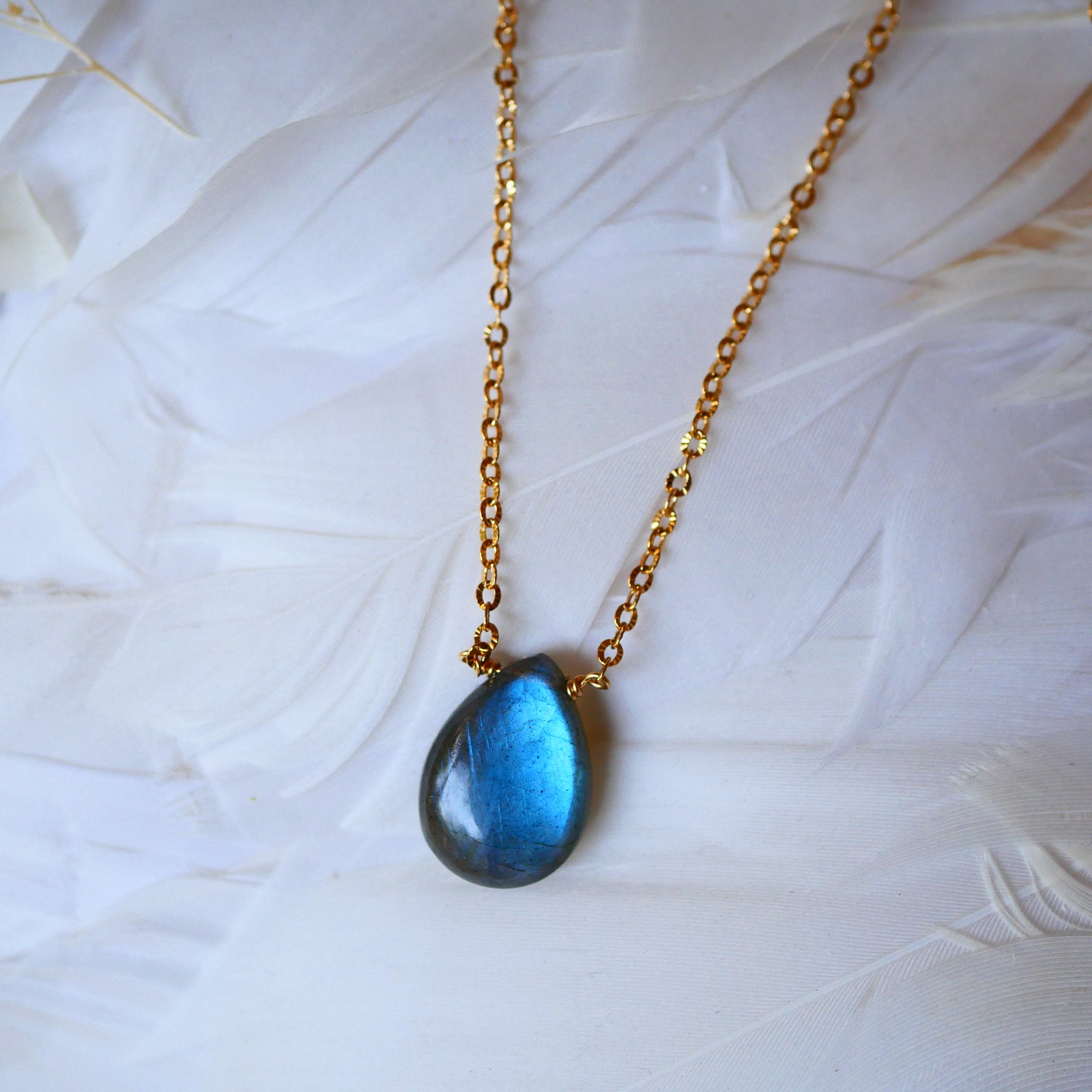 Collier Nora Éclat Céleste – Labradorite ou Pierre de Lune arc-en-ciel