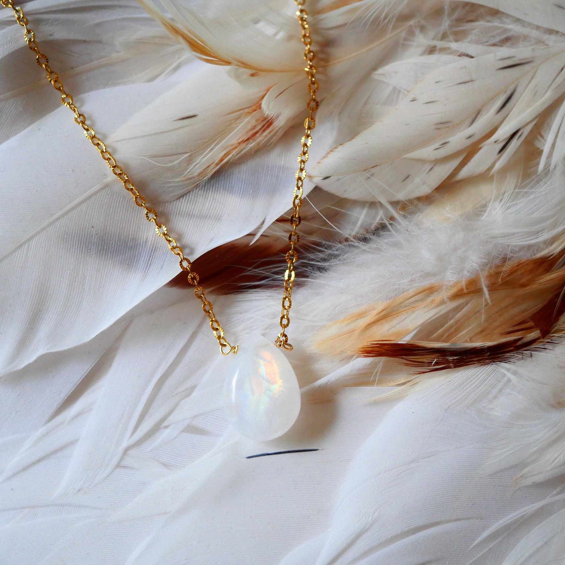Collier Nora Éclat Céleste – Labradorite ou Pierre de Lune arc-en-ciel