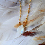 Collier Nora Éclat Céleste – Labradorite ou Pierre de Lune arc-en-ciel