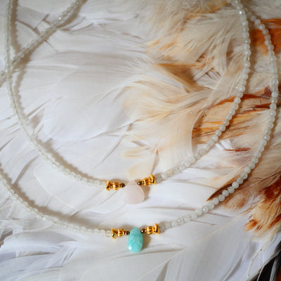 Collier Sofia pierre de lune amazonite quartz rose breloques dorées
