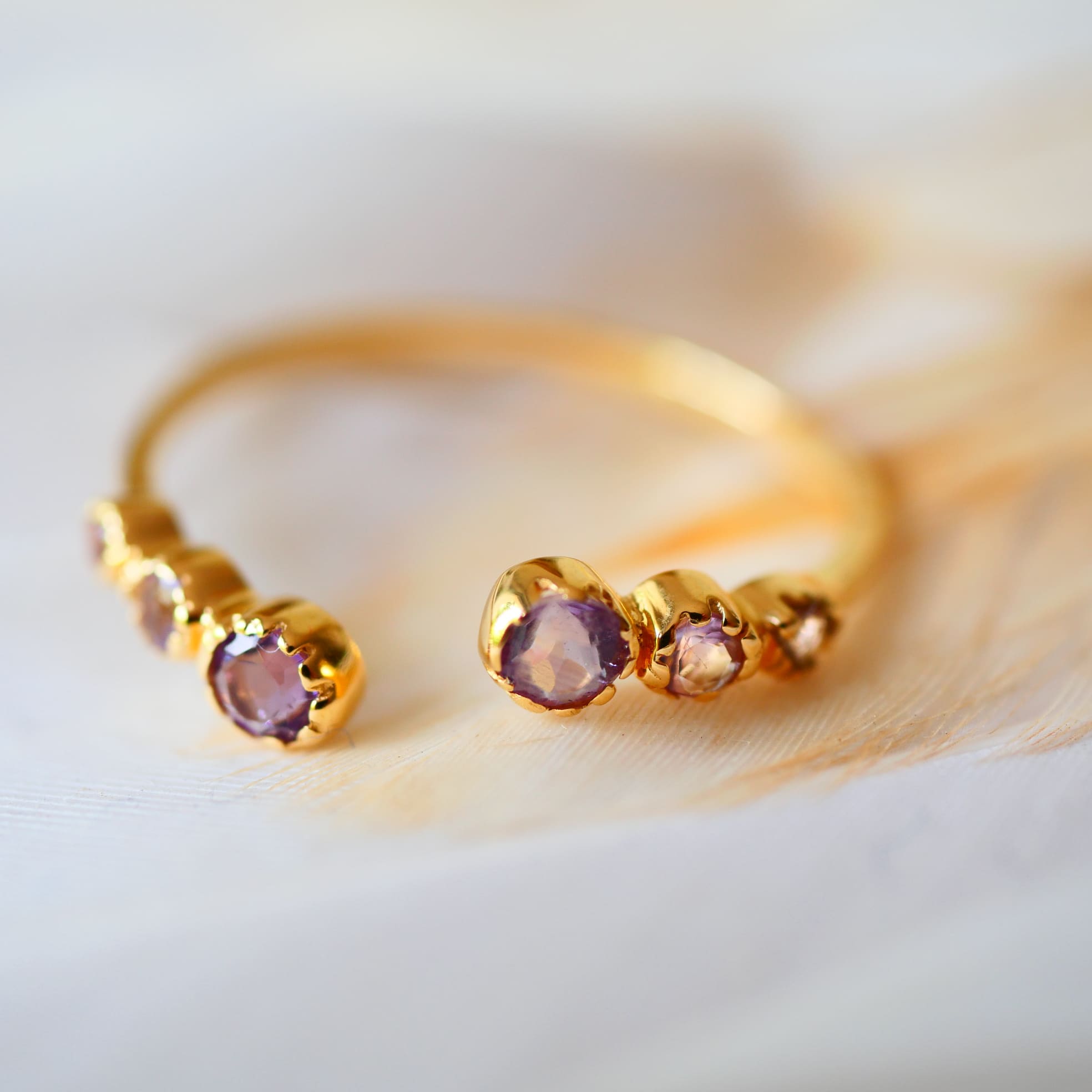 Bague DHYANA en laiton doré avec améthystes naturelles – Ginandger
