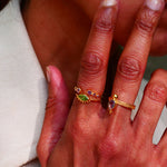 Détail de la bague DHYANA portée – améthystes naturelles, collection Indra Ginandger
