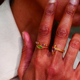 Détail de la bague DHYANA portée – améthystes naturelles, collection Indra Ginandger
