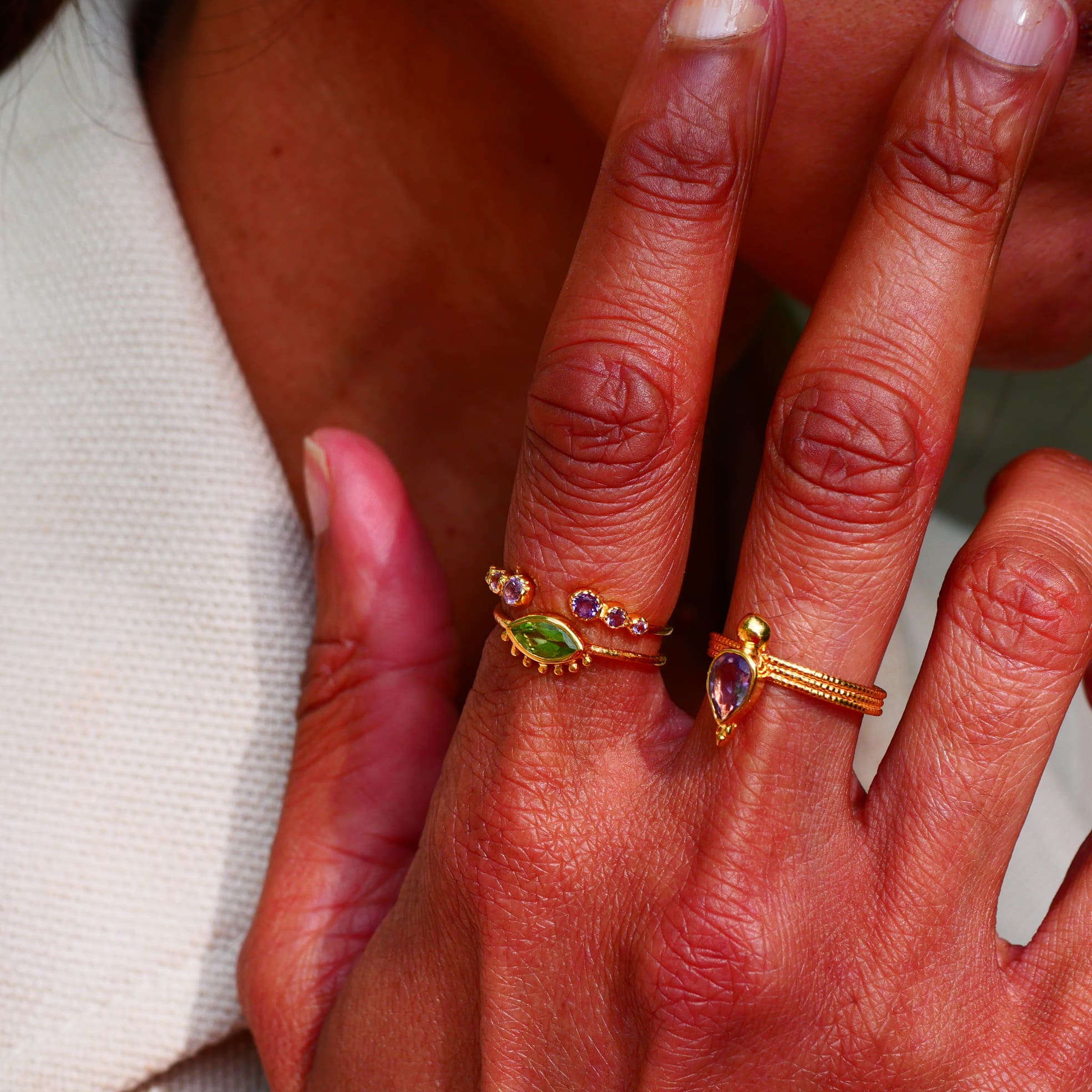 Détail de la bague DHYANA portée – améthystes naturelles, collection Indra Ginandger
