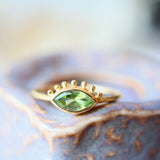 Bague fine IRIS en laiton doré avec péridot naturel vert lumineux – Ginandger
