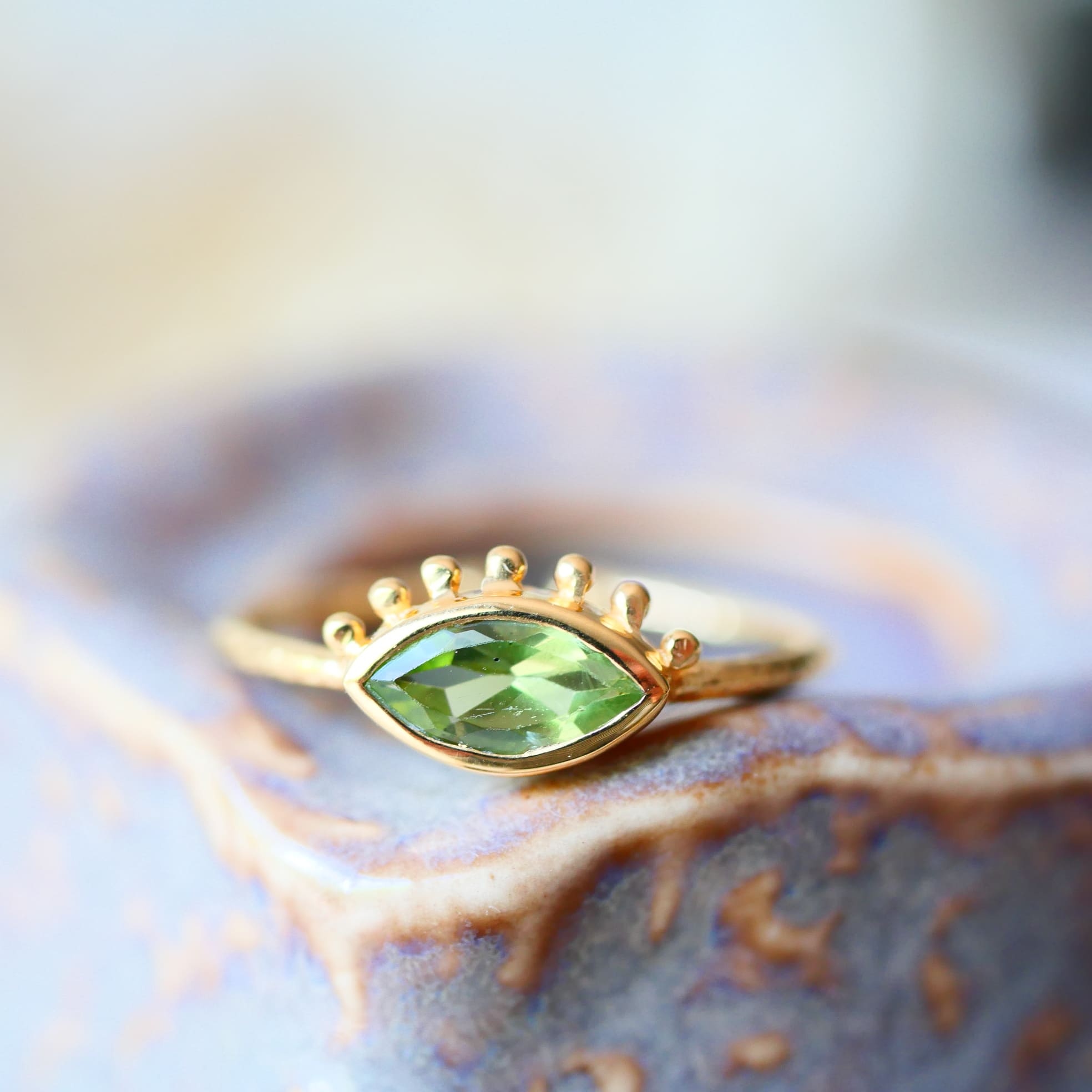 Bague fine IRIS en laiton doré avec péridot naturel vert lumineux – Ginandger

