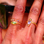 Bague IRIS Péridot portée à la main – bijou lithothérapie renouveau et légèreté
