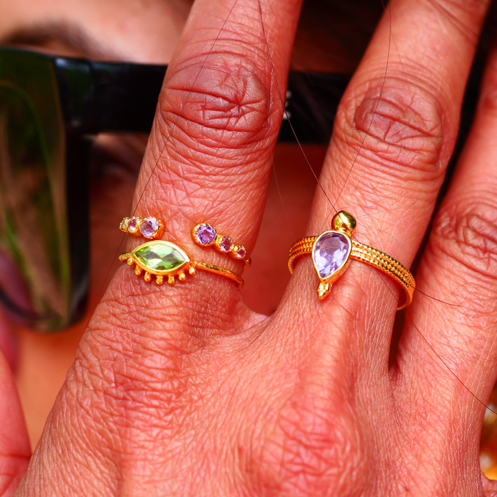 Bague IRIS Péridot portée à la main – bijou lithothérapie renouveau et légèreté
