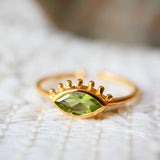 Bague IRIS Péridot – vue de côté, bague fine réglable laiton doré – Ginandger
