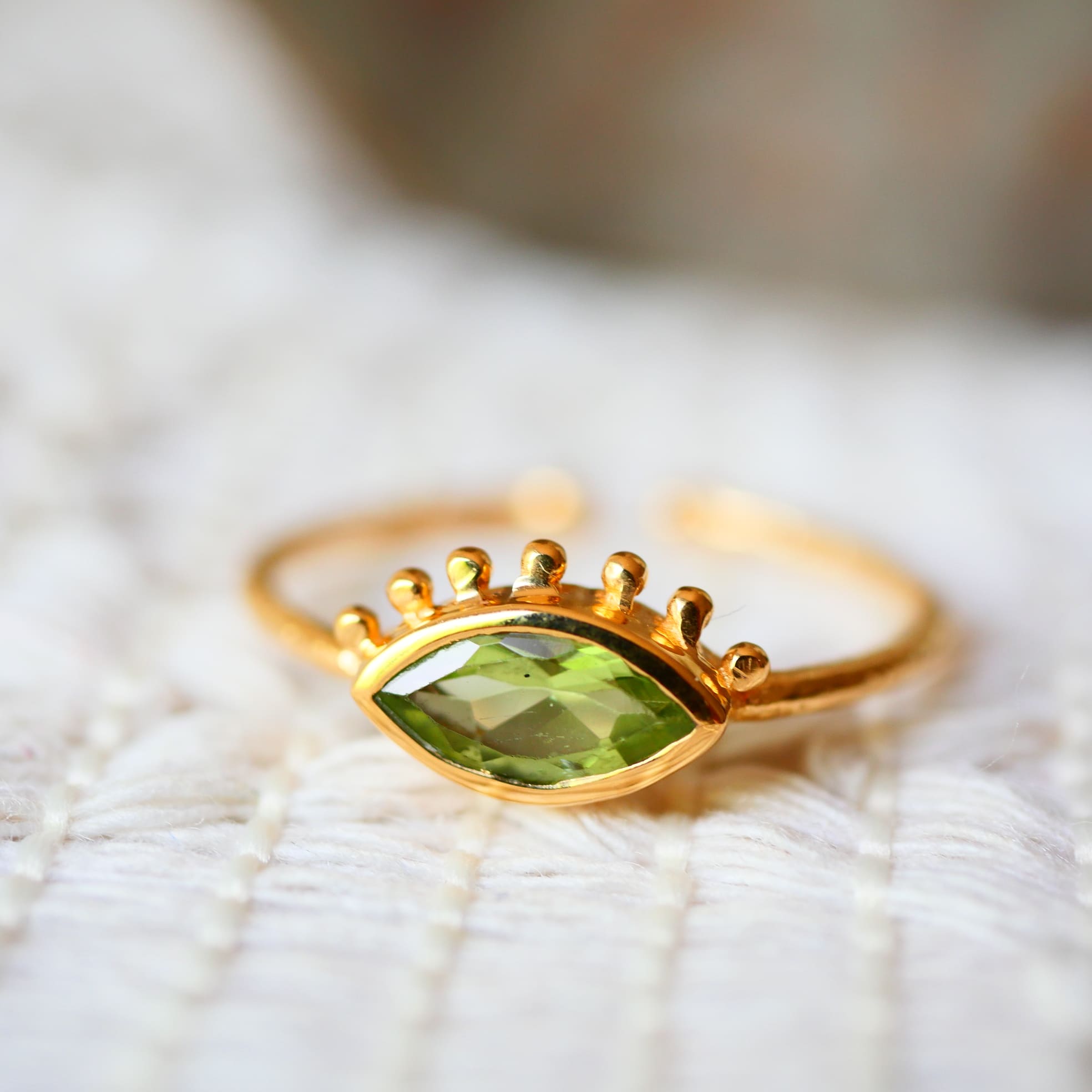 Bague IRIS Péridot – vue de côté, bague fine réglable laiton doré – Ginandger
