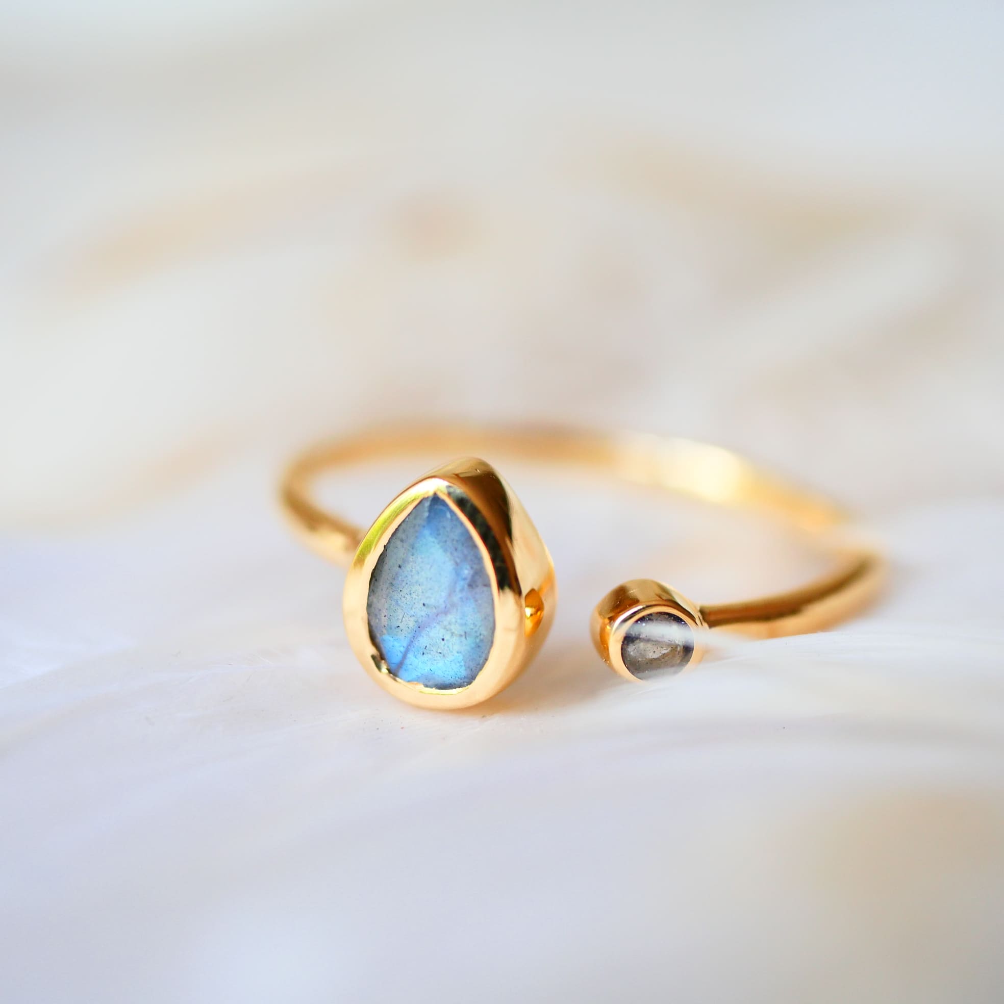 Bague MAYA en laiton doré avec labradorites naturelles irisées – Ginandger
