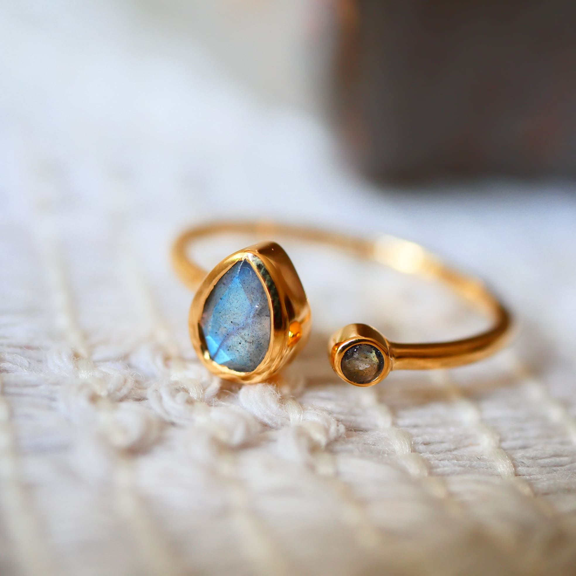 Bague MAYA Labradorite – vue de côté, reflets irisés, laiton doré 2 microns – Ginandger
