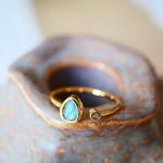 Bague MAYA Labradorite – détail reflets et pierres naturelles, collection Indra Ginandger
