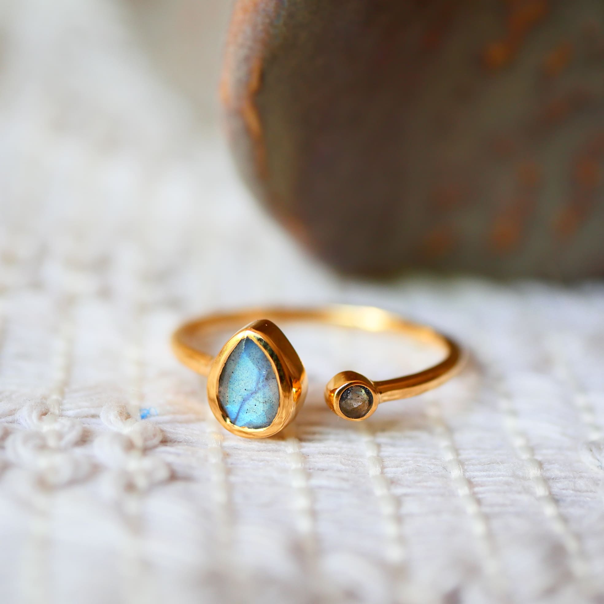 Bague réglable MAYA Labradorite – magie et protection, collection Indra Ginandger
