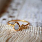Bague MAYA en laiton doré avec pierres de lune arc-en-ciel naturelles – Ginandger
