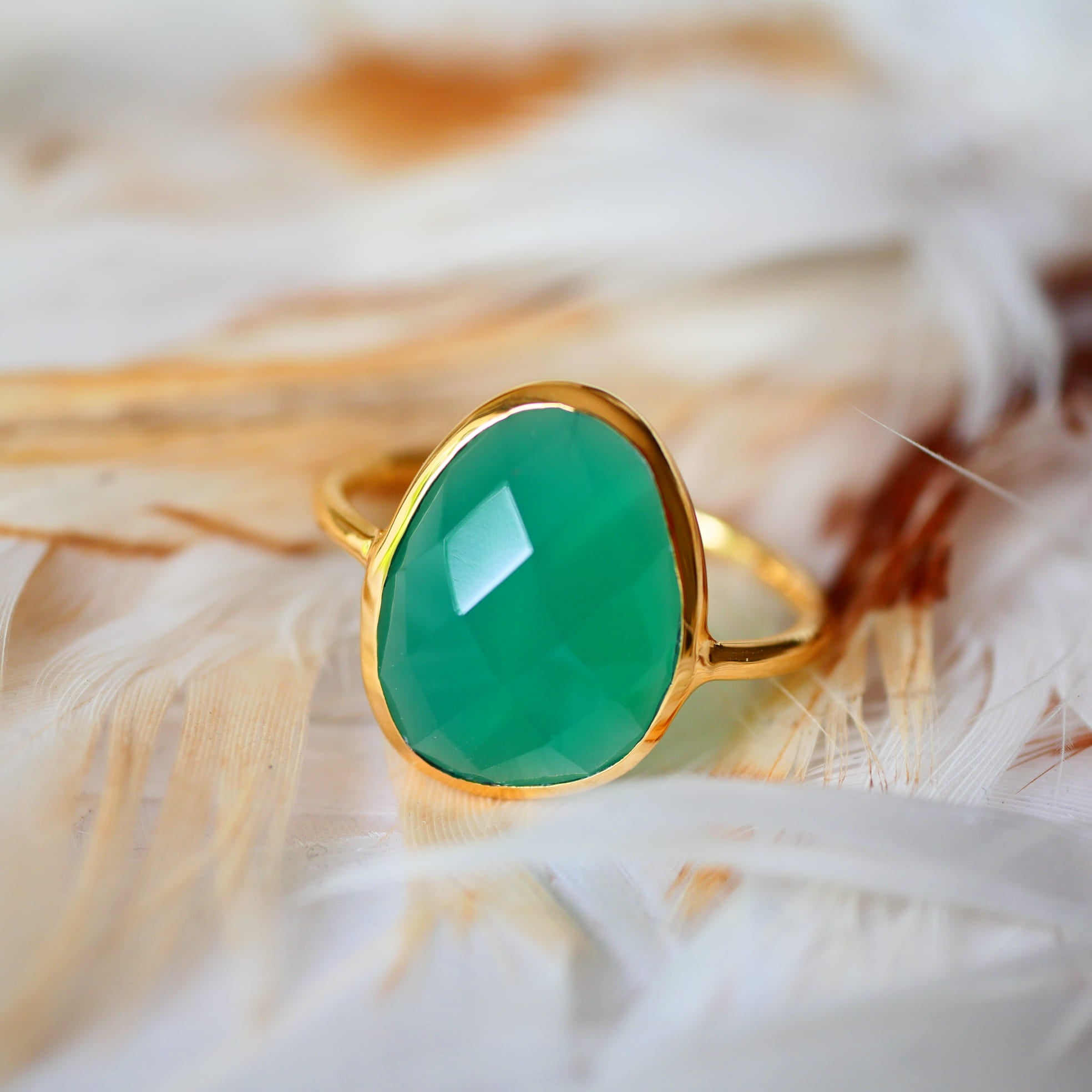 Bague MUKTI en laiton doré avec onyx vert naturel – Ginandger
