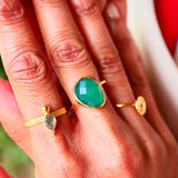 Bague MUKTI Onyx Vert portée à la main – bijou lithothérapie ancrage
