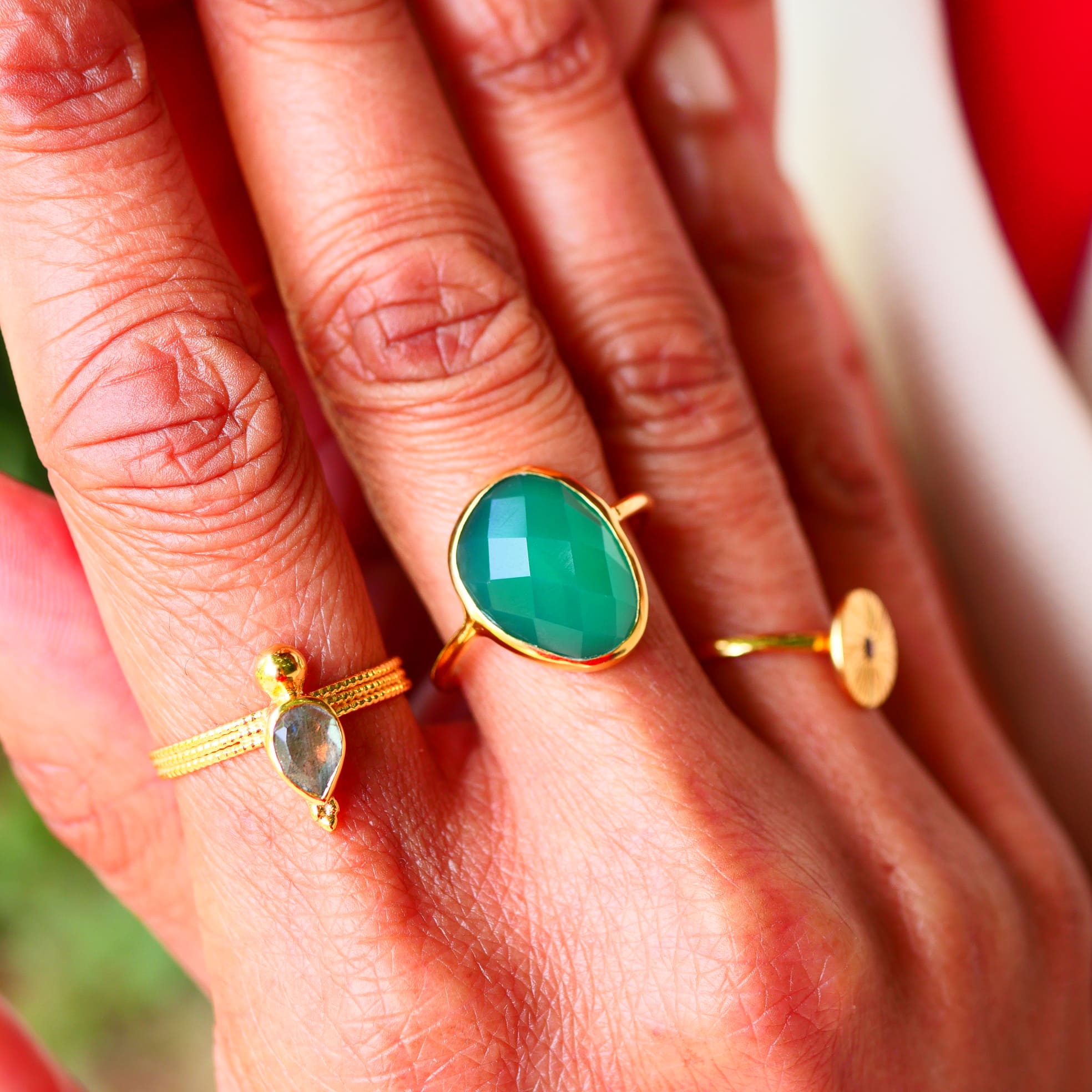 Bague MUKTI Onyx Vert portée à la main – bijou lithothérapie ancrage
