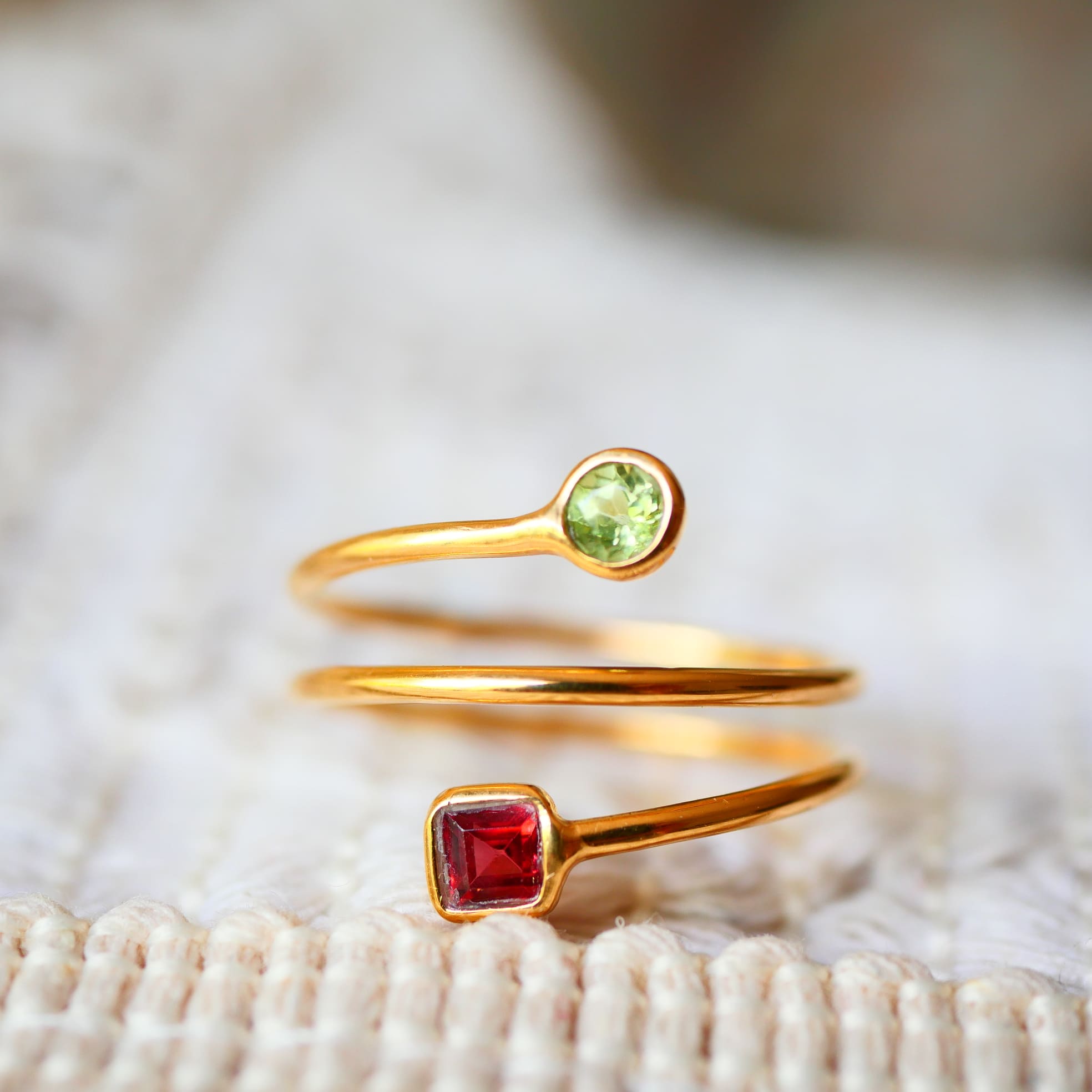 Bague PUSHPA en laiton doré avec grenat et péridot naturels – Ginandger
