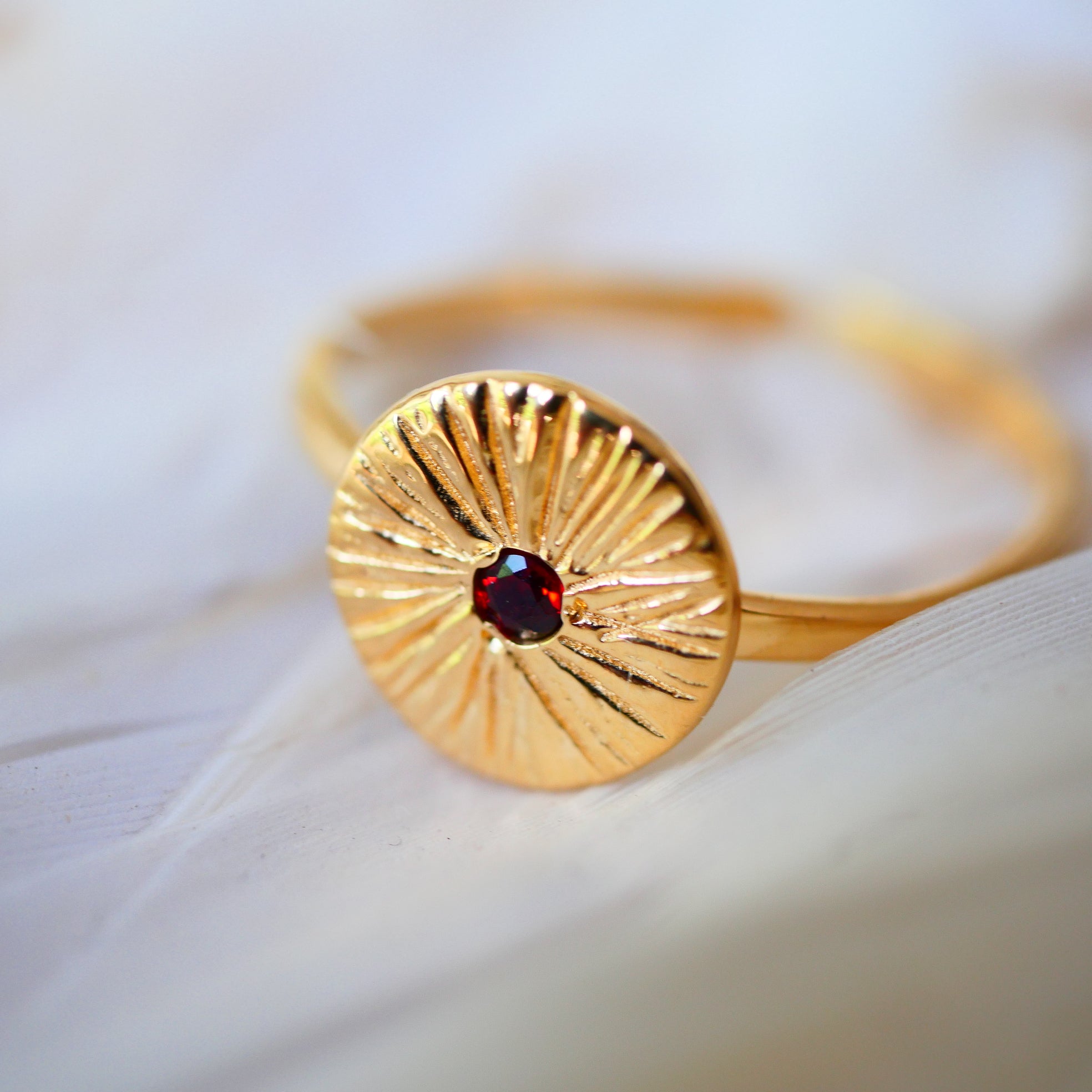 Détail du grenat naturel de la bague RAVI – pierre de passion et vitalité
