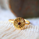 Bague RAVI en laiton doré avec grenat naturel et symbole soleil – Ginandger

